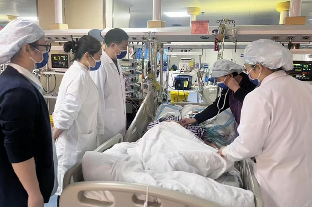 “謝謝大家,我不會沒有爸爸了!” 駐馬店市第一人民醫院多學科救治重癥“白肺”患者