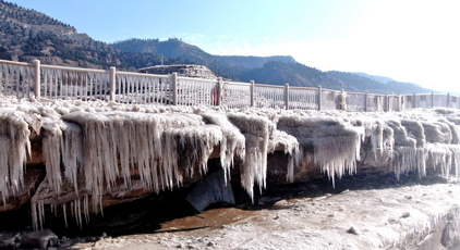 黃河壺口瀑布現冰掛流凌景觀