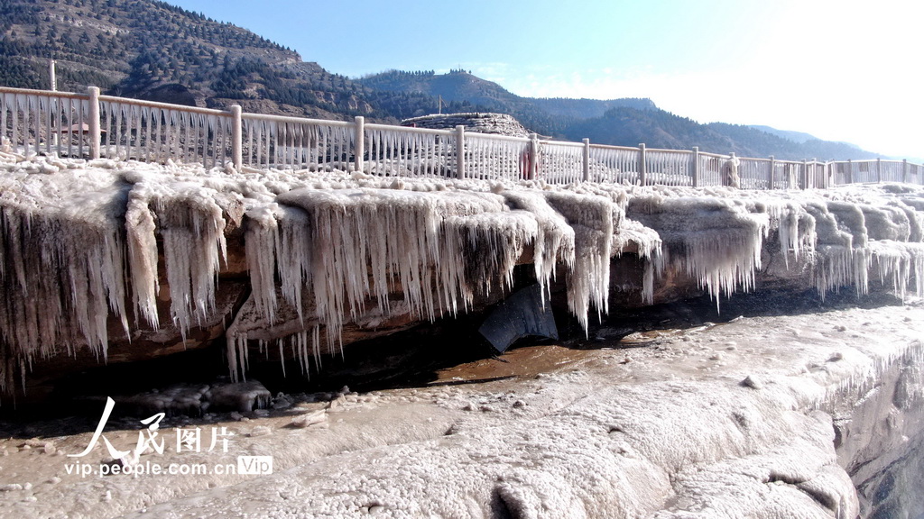 黃河壺口瀑布現冰掛流凌景觀