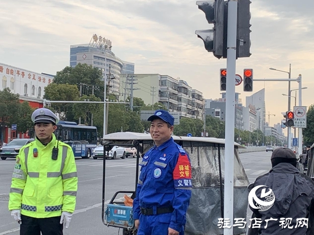 駐馬店首支交管義警隊(duì)亮相早高峰 警民共治繪就交通新圖景