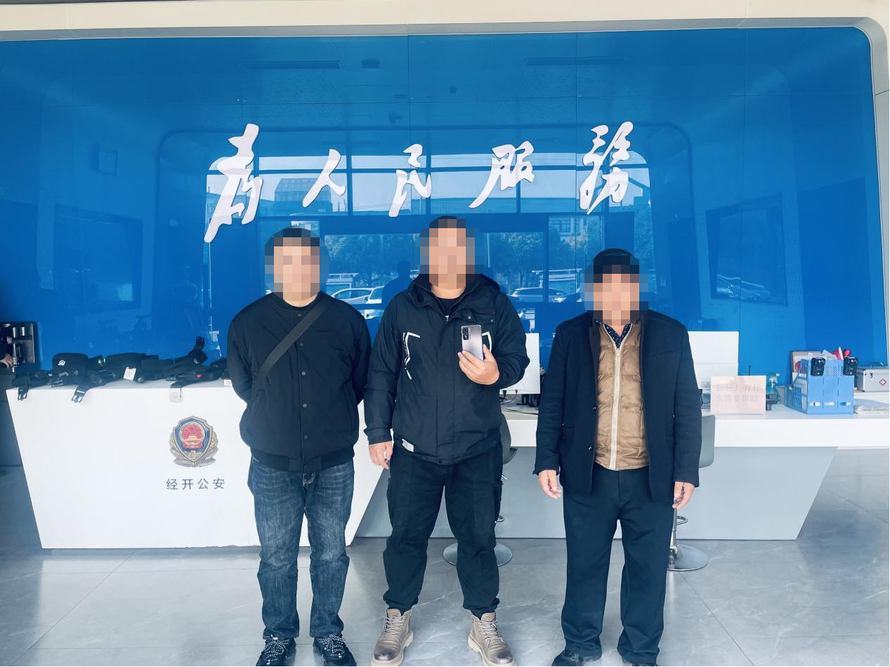 手機(jī)遺落出租車 民警快速尋回暖人心