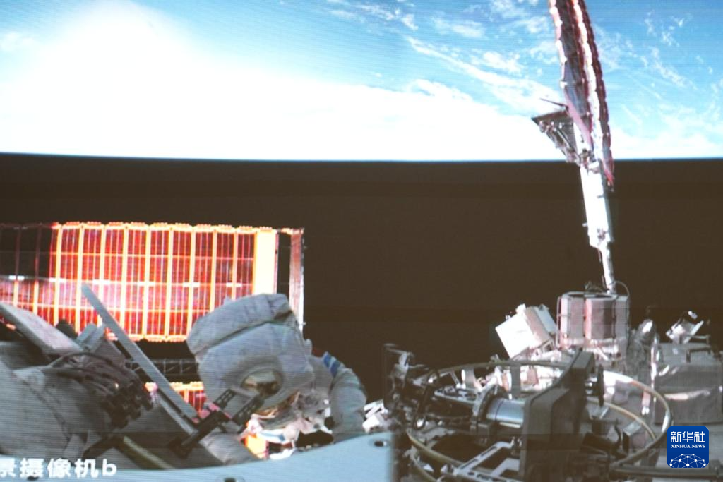 神舟二十一號航天員乘組圓滿完成第一次出艙活動