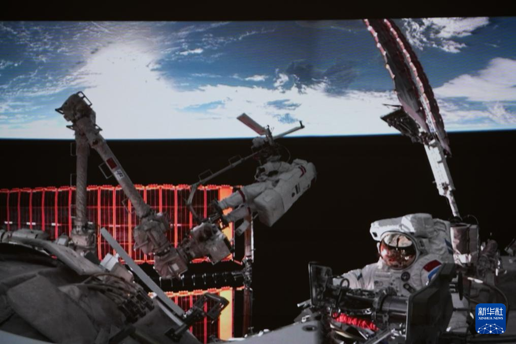 神舟二十一號航天員乘組圓滿完成第一次出艙活動