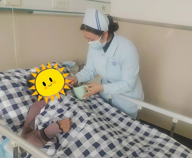 錦旗映初心 醫養暖夕陽:駐馬店市第一人民醫院西院區醫養結合科老人家屬的暖心致謝