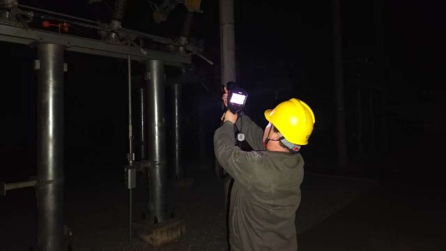 低溫夜巡護電網 精準測溫保供電——國網上蔡縣供電公司全力保障冬季用電安全