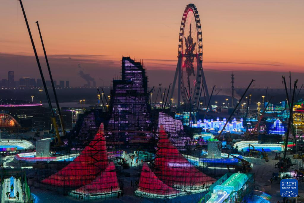 第二十七屆哈爾濱冰雪大世界主塔“冰燈啟夢(mèng)”封頂