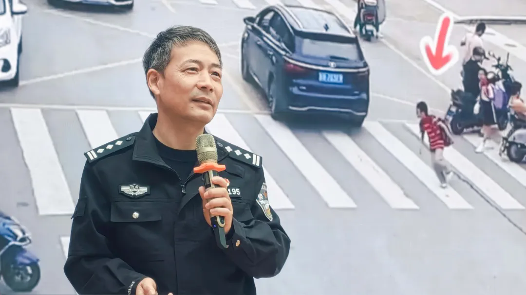 交通安全進校園 護航平安成長路_駐馬店實驗小學開展全國交通安全日主題活動