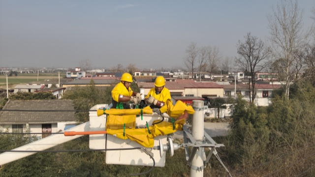 確山縣供電公司：帶電作業除隱患 備戰冬峰不停電