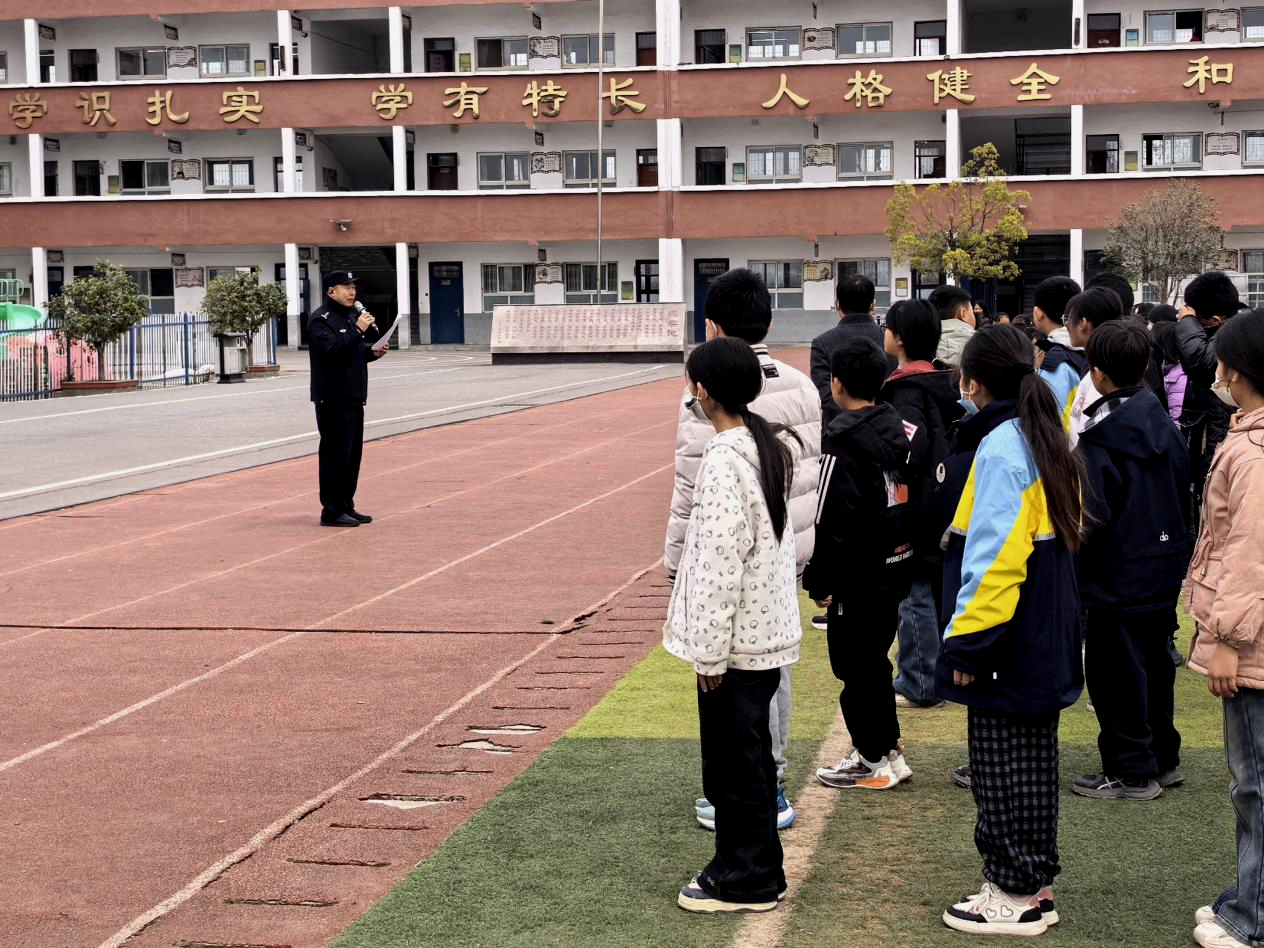 示范區(qū)公安分局開(kāi)展憲法宣傳進(jìn)校園活動(dòng)