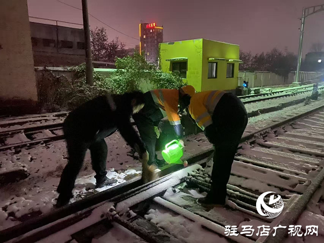 西平車站:除雪打冰保暢通 鋪設草墊暖旅途