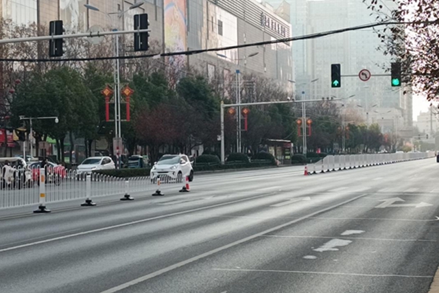 樂山大道加裝隔離欄 交通秩序顯著改善