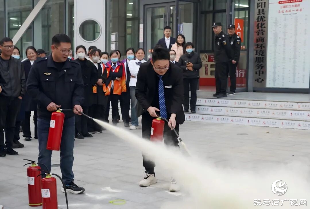 正陽縣政務(wù)服務(wù)中心開展消防應(yīng)急演練