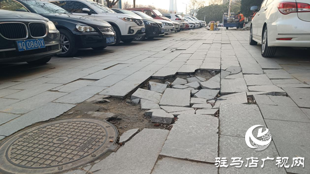 駐馬店市區通達路人行道板破損嚴重 市政部門:將修復并加裝阻車樁